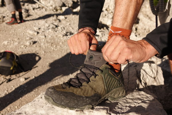 How to tie shoes in the mountains